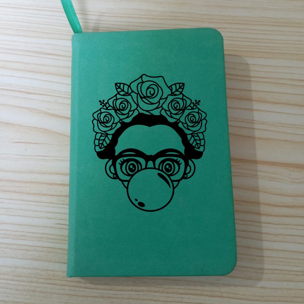 Mockup agenda con diseño Frida