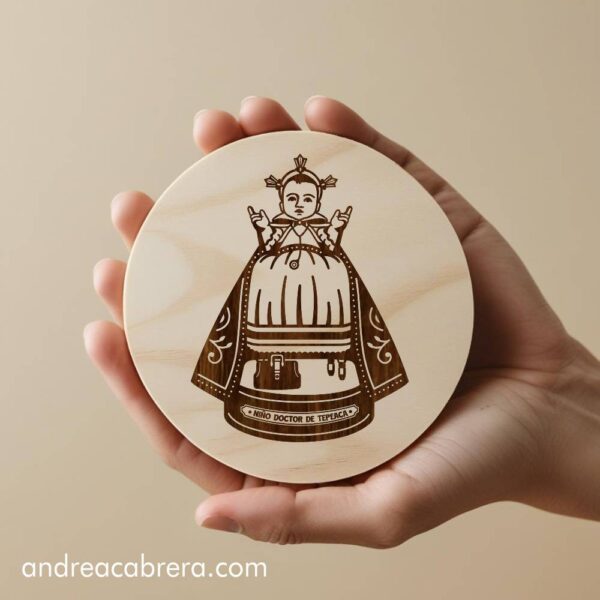 Pieza decorativa en madera con diseño grabado de Santo Niño Jesús Doctor de los Enfermos – Niño Doctor de Tepeaca